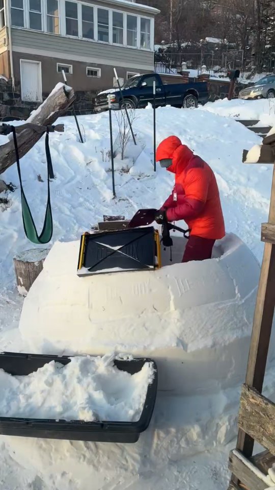 Backyard solo igloo build ❄️
🎥: Chris Pascone
#iceboxigloos #igloo #skipulk